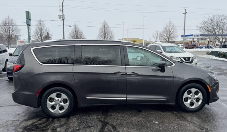 2017 Chrysler Pacifica Touring-L Plus full