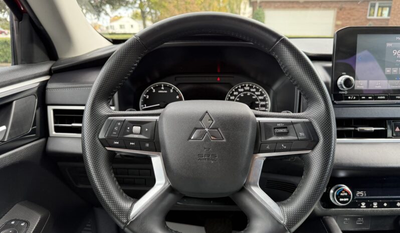 2024 Mitsubishi Outlander ES full