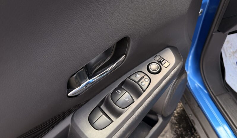 2025 Nissan Kicks Play SV full